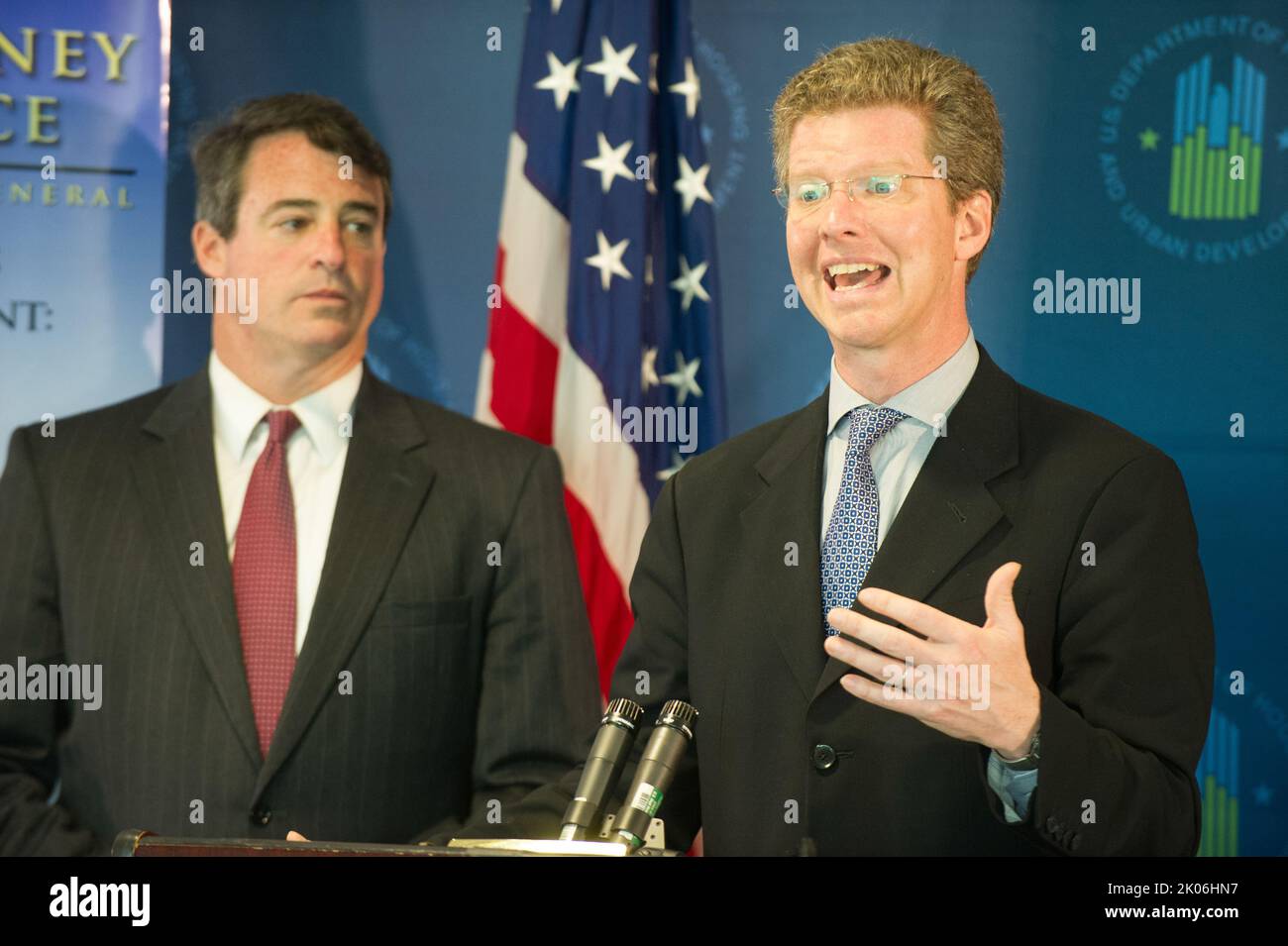 Besuch von Minister Shaun Donovan am Prince George's Community College, Largo, Maryland, wo er sich mit dem Generalbundesanwalt von Maryland, Douglas Gansler, Regierungsvertretern von Bundesstaaten und Kommunen sowie Vertretern von Wohnhäusern zu einer Diskussionsrunde über die anstehende $25-Milliarden-Hypothekenregelung zur Unterstützung notleidiger Hausbesitzer zusammenschloss. Stockfoto
