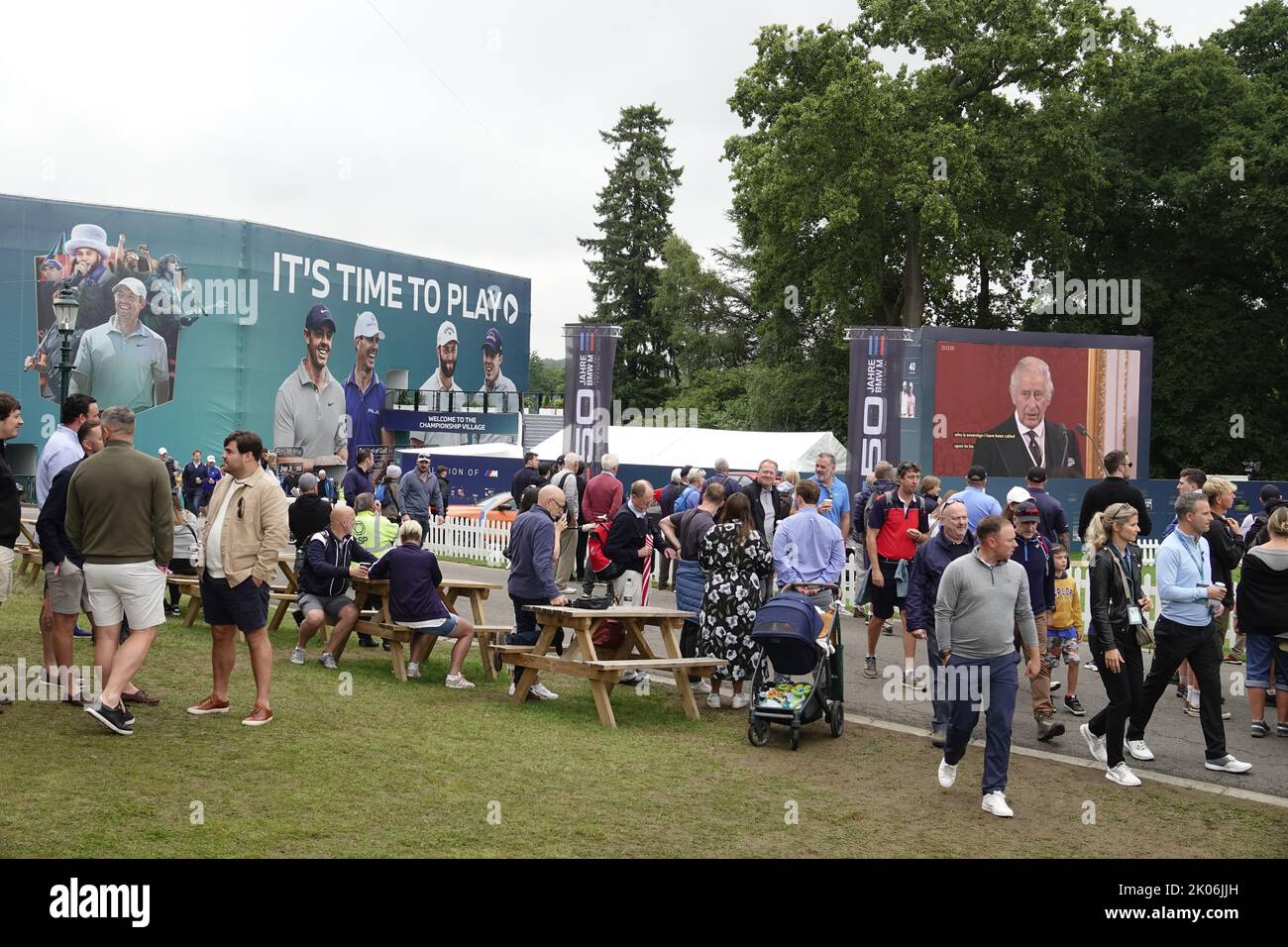 Wentworth, Surrey, Großbritannien. 10. September 2022. Der neue König Charles wird bei seiner Proklamation im St. Palace spielen, wie auf dem Videolink bei der BMW/PGA Championship im Wentworth Golf Club, Virginia Water, Surrey, zu sehen ist. Kredit: Motofoto/Alamy Live Nachrichten Stockfoto