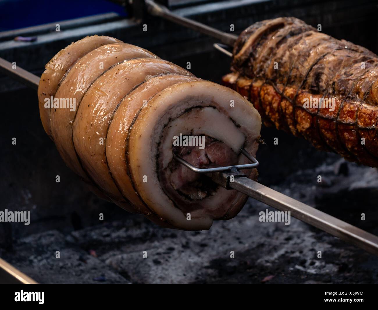 Schweinebraten, italienische Porchetta, auf glühender Glut Stockfoto