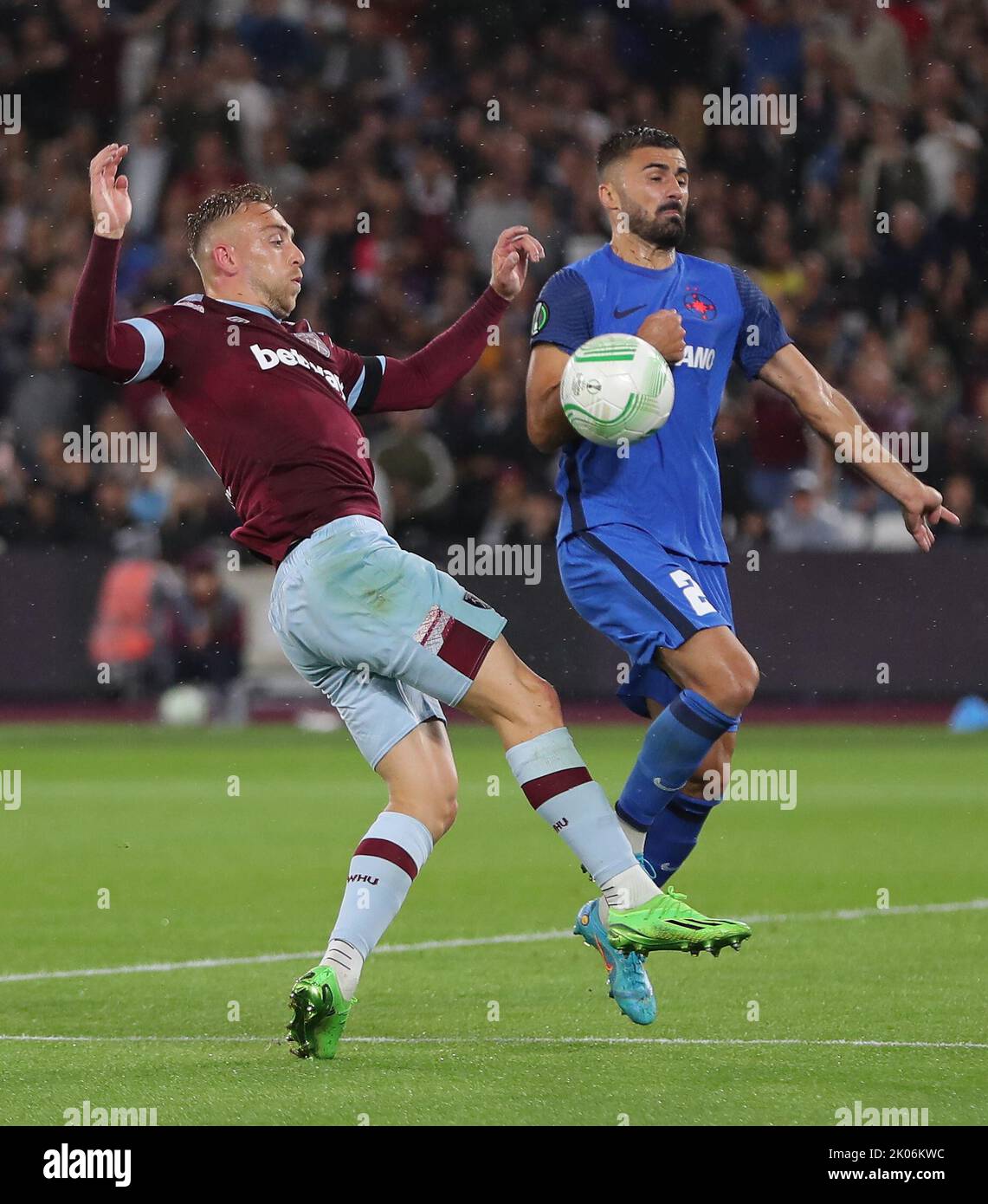 London, Großbritannien. 8.. September 2022. Europa Conference League: West Ham United / Steaua Bucharest, London Stadium, London, UK. Jarrod Bowen von West Ham United und Valentin Cretu von Steaua Bucharest Credit: Michael Zemanek/Alamy Live News Stockfoto