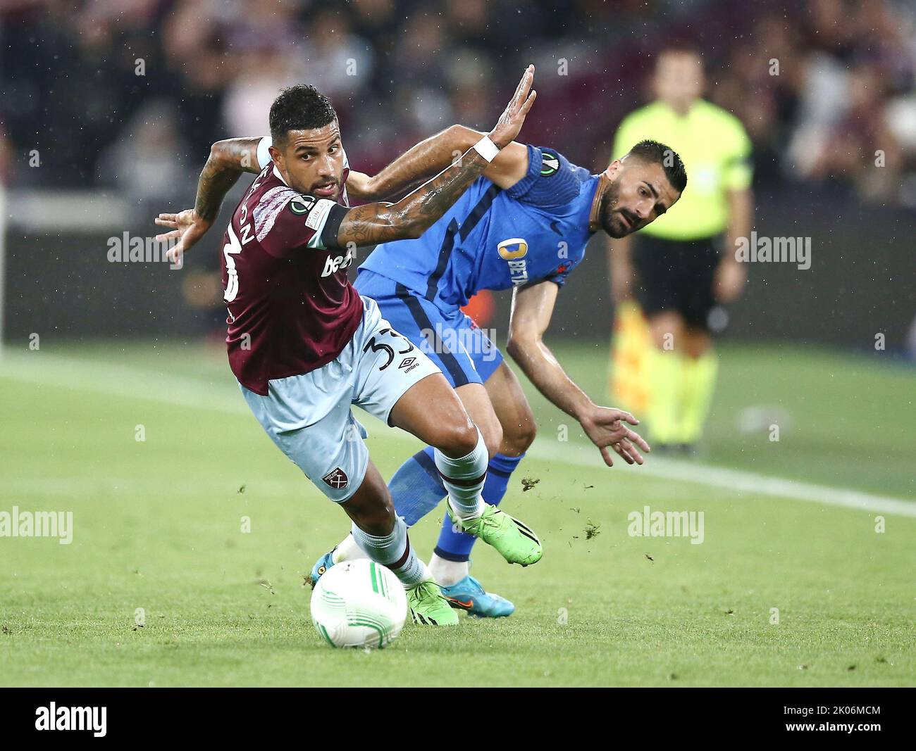 London, Großbritannien. 8.. September 2022. Europa Conference League: West Ham United / Steaua Bucharest, London Stadium, London, UK. Emerson of West Ham United und Valentin Cretu von Steaua Bucharest Credit: Michael Zemanek/Alamy Live News Stockfoto