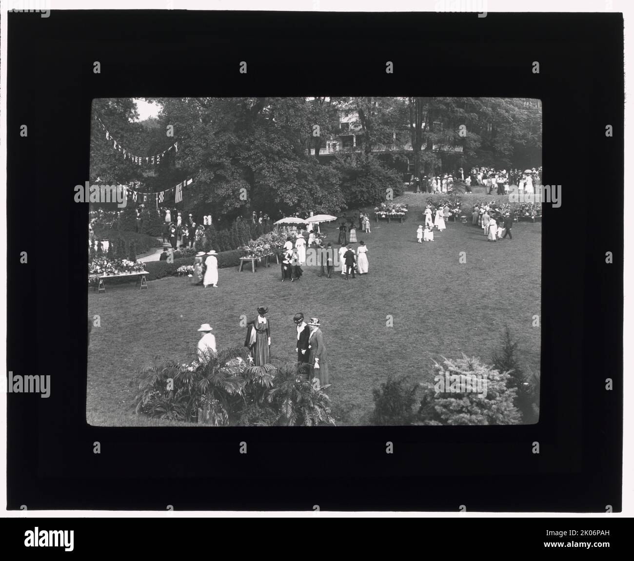 Hartsdale Train Station, Hartsdale, Bronx, New York, 1919. Auch bekannt als "Floralia" und "Flower Fete", war die Veranstaltung auf fünf Hektar mit einer Ausstellung von Blumen, Gemüse und Gartenskulpturen. Frau Charles Wellford Leavitt war die Direktorin und Gertrude Vanderbilt (Frau Harry Payne) Whitney, James Fraser und Frederick MacMonnies sponserten die Skulpturenausstellung. Stockfoto