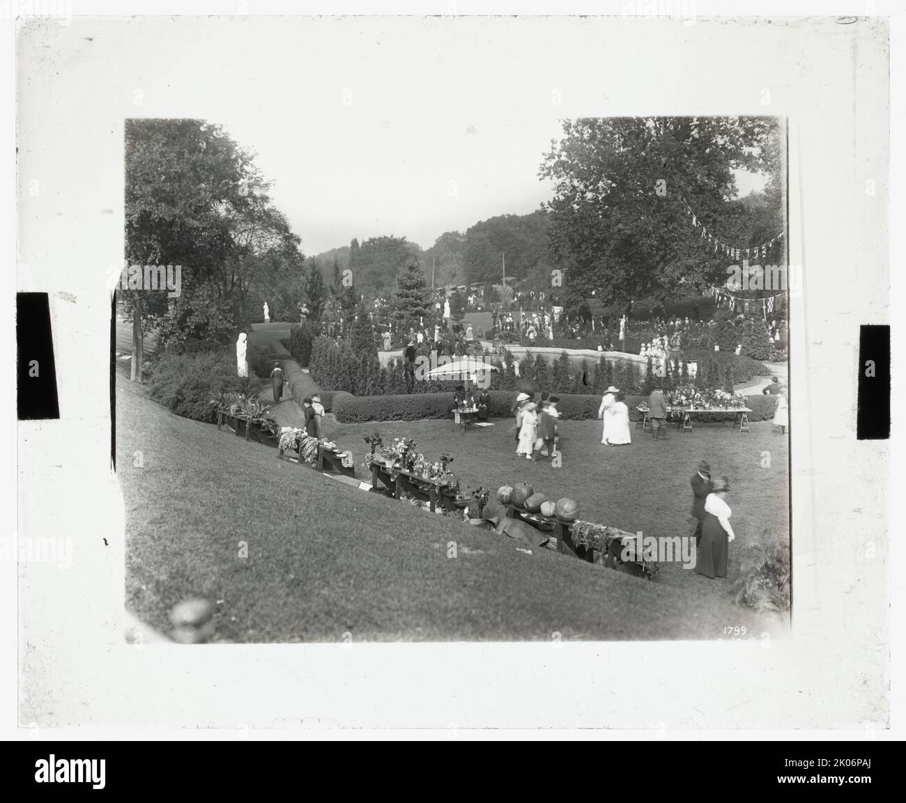 Hartsdale Train Station, Hartsdale, Bronx, New York, 1919. Auch bekannt als "Floralia" und "Flower Fete", war die Veranstaltung auf fünf Hektar mit einer Ausstellung von Blumen, Gemüse und Gartenskulpturen. Frau Charles Wellford Leavitt war die Direktorin und Gertrude Vanderbilt (Frau Harry Payne) Whitney, James Fraser und Frederick MacMonnies sponserten die Skulpturenausstellung. Stockfoto