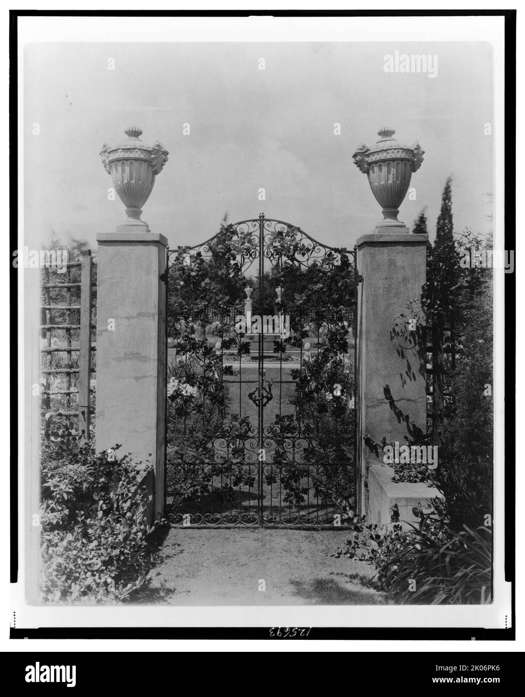 „Beacon Hill House“, Arthur Curtiss James House, Newport, Rhode Island., 1917. Das Haus wurde 1910 von John Mead Howells und Isaac Newton Phelps Stokes für den Eisenbahnmagnaten Arthur Curtiss James entworfen. Die Anlage war mit italienischen Gärten gestaltet. Stockfoto