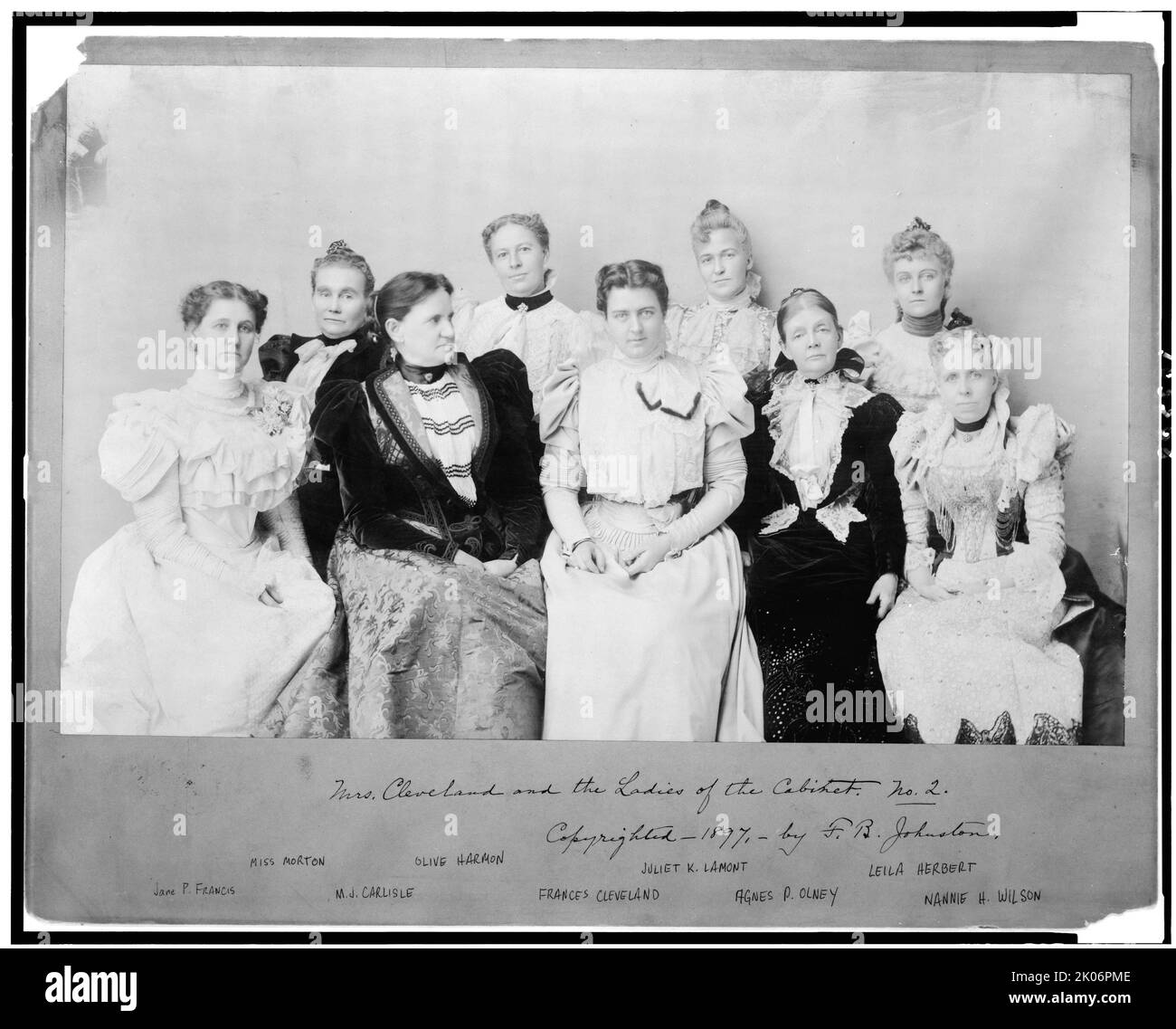 Frau Cleveland und die Damen des Kabinetts, nein 2, c1897. Frances Folsom Cleveland und die Frauen der Kabinettsmitglieder. ['Jane P. Francis; Miss Morton; M.J. Carlisle; Olive Harmon; Frances Cleveland; Juliet K. Lamont; Agnes P. Olney; Leila Herbert; Nannie H. Wilson'. Frances Cleveland, Ehefrau von Präsident Grover Cleveland, wurde mit 21 Jahren First Lady. Sie ist die jüngste Frau eines amtierenden Präsidenten]. Stockfoto