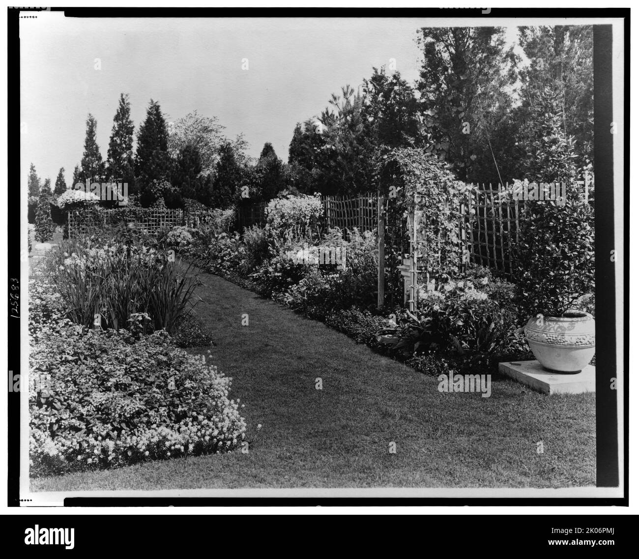 „Beacon Hill House“, Arthur Curtiss James House, Newport, Rhode Island, 1917. Das Haus wurde 1910 von John Mead Howells und Isaac Newton Phelps Stokes für den Eisenbahnmagnaten Arthur Curtiss James entworfen. Die Anlage war mit italienischen Gärten gestaltet. Stockfoto