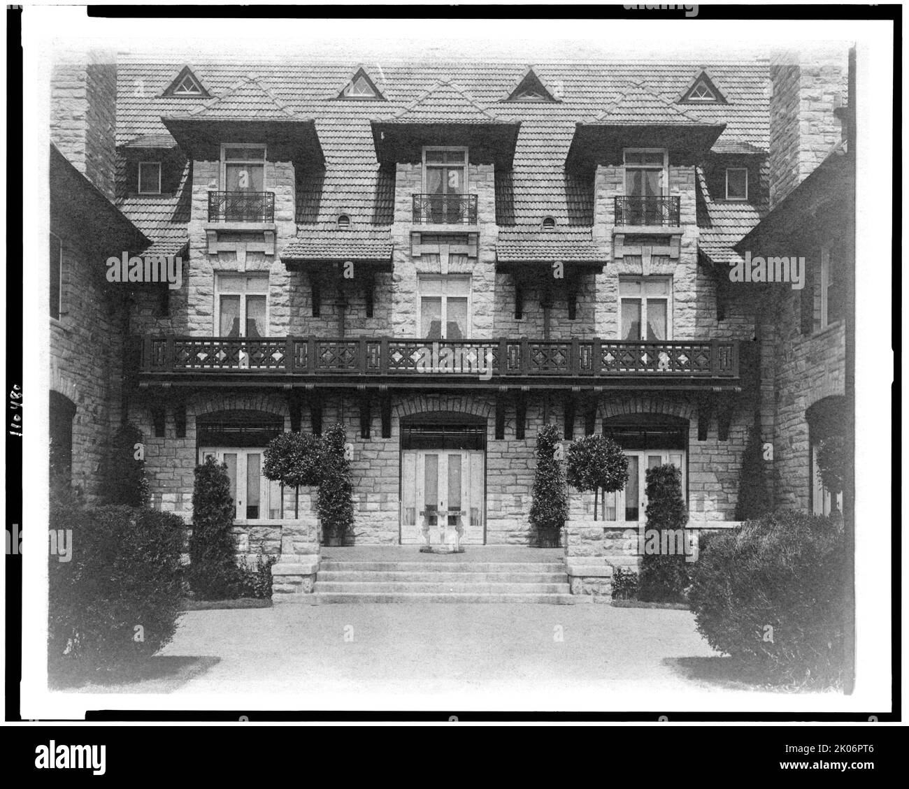 Mittelteil der Fassade des Hauses von Edmund Cogswell Converse, Greenwich, Connecticut, 1908. Das Conyers Farm Estate, entworfen von Donn Barber c1904, war im Besitz des Geschäftsmannes Edmund C. Converse. Stockfoto