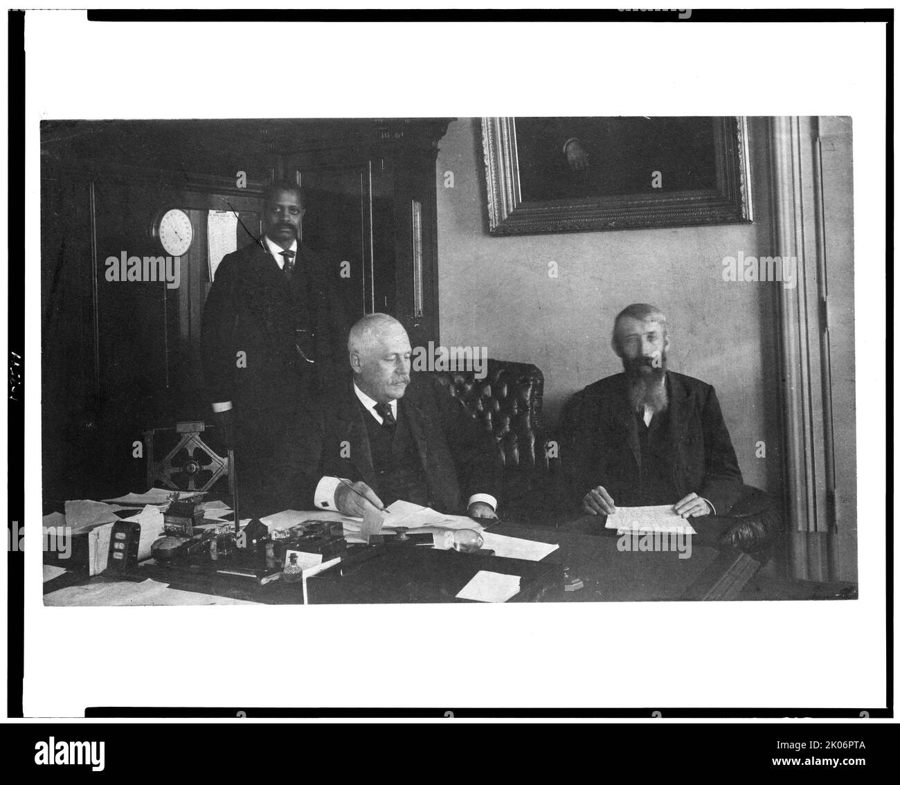 Drei Männer im Büro für Gravieren und Drucken, Washington, D.C., 1889 oder 1890. Stockfoto