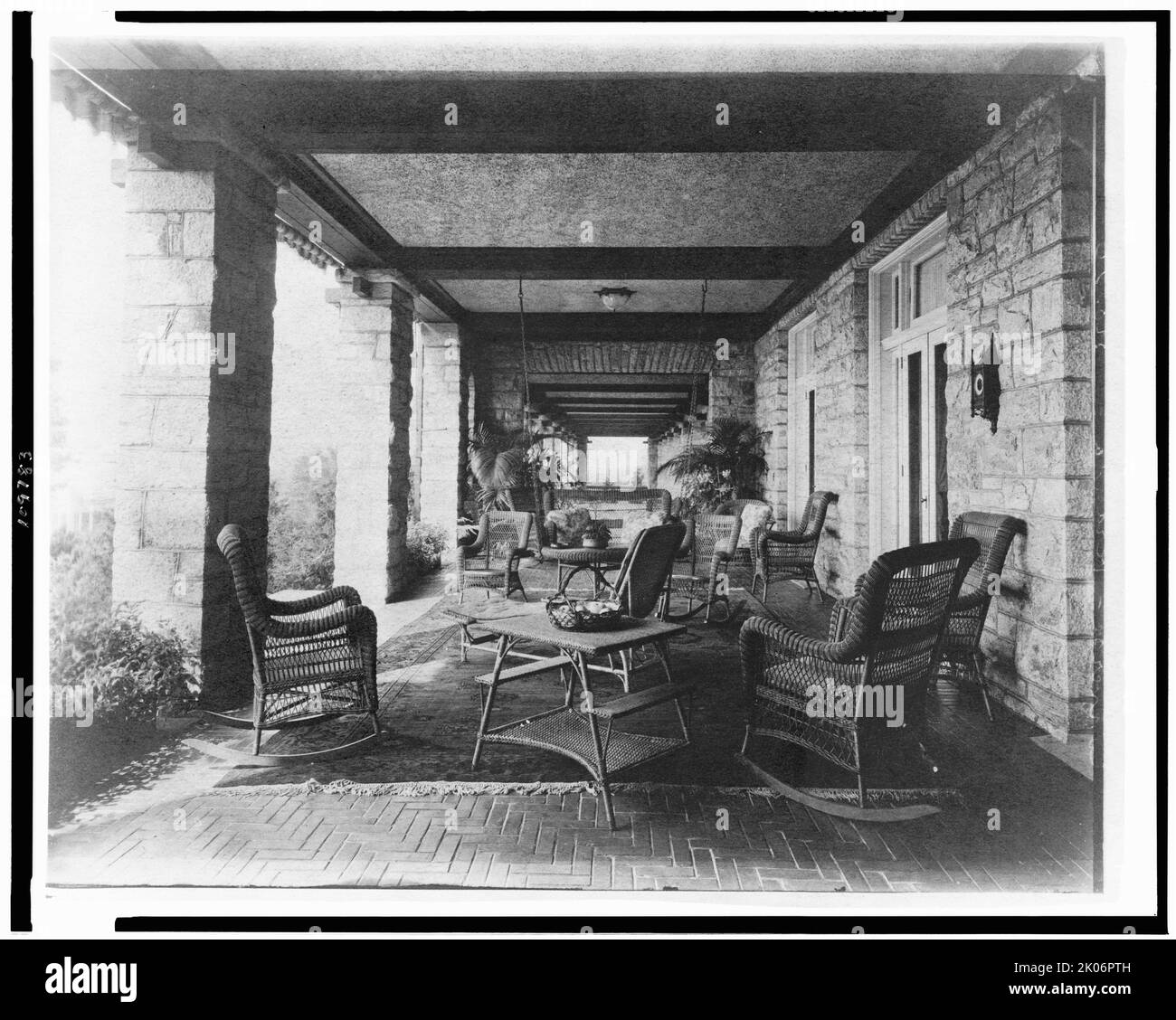 Veranda des E.C. Converse House, mit Korbmöbeln, Greenwich, Connecticut, 1908. Das Conyers Farm Estate, entworfen von Donn Barber c1904, war im Besitz des Geschäftsmannes Edmund C. Converse. Stockfoto