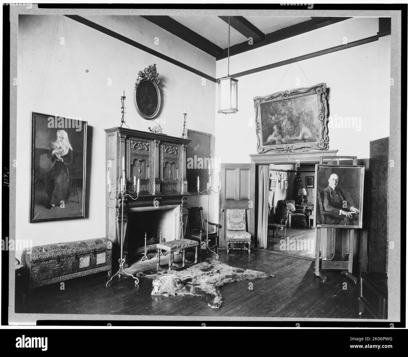 Wohnung von Prince Pierre Troubetzkoy, 15 West 67. Street, New York City, mit Kamin, Bärenteppich und Gemälden, 1919. Stockfoto