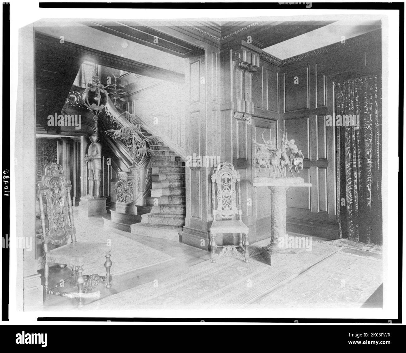 Halle und Treppe, mit Rüstung links und Statue von Cowboys zu Pferd rechts, in der Heimat von Edmund Cogswell Converse, Greenwich, Connecticut, 1908. Das Conyers Farm Estate, entworfen von Donn Barber c1904, war im Besitz des Geschäftsmannes Edmund C. Converse. Stockfoto
