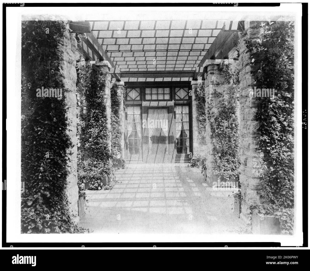 Blick auf Pergola, zur Tür, zur Heimat von Edmund Cogswell Converse, Greenwich, Connecticut, 1908. Das Conyers Farm Estate, entworfen von Donn Barber c1904, war im Besitz des Geschäftsmannes Edmund C. Converse. Stockfoto