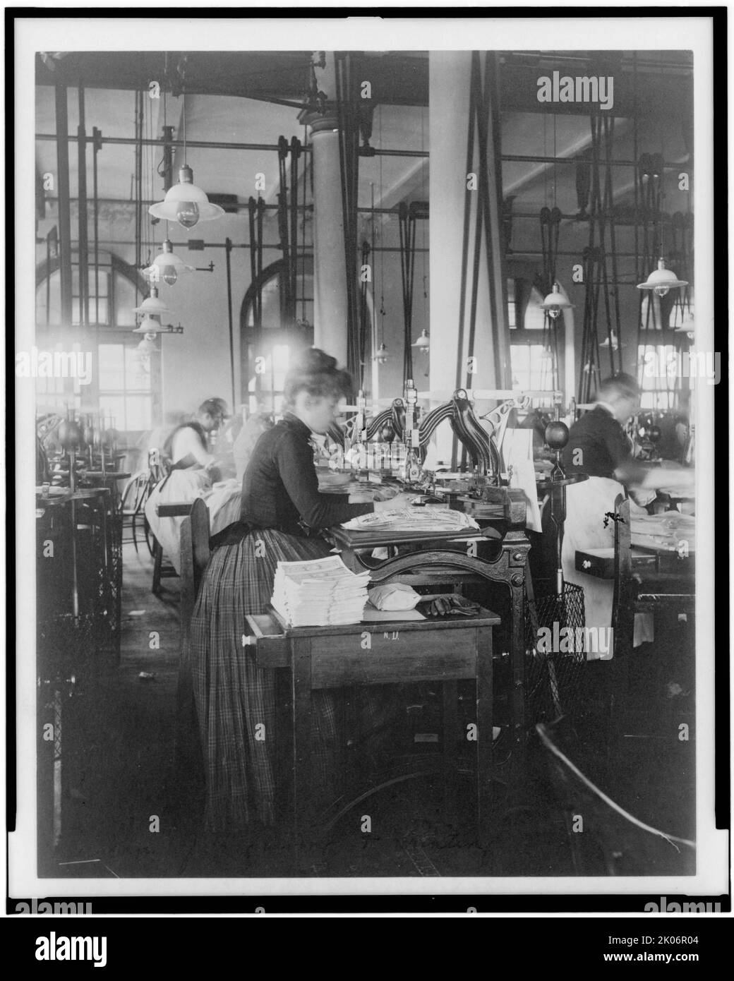 Frauen, die Maschinen im Bureau of Printing and Engraving, Washington, D.C., 1889 oder 1890 betreiben. Stockfoto