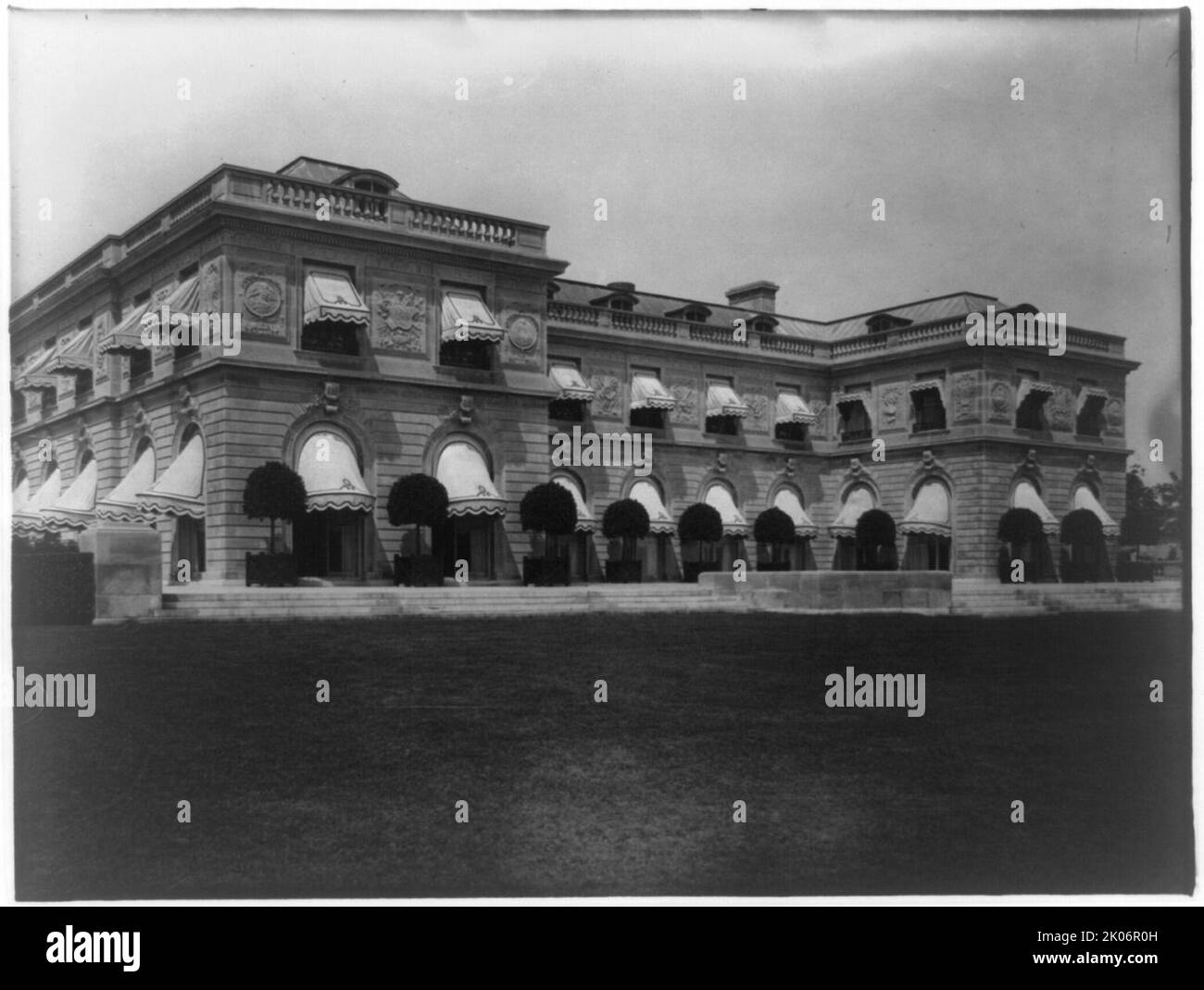 Hamilton Ris Haus, Newport, Rhode Island, Außenansicht, zwischen 1917 und 1927. Das neoklassizistische Herrenhaus Miramar wurde von Horace Trumbauer für die Erbin und Philanthropin Eleanor Elkins Widener und ihren Mann George Widener entworfen. Nachdem George 1912 an Bord der RMS Titanic starb, heiratete Eleanor erneut und Miramar wurde von ihr und ihrem zweiten Ehemann, Geograph und Forscher Alexander H. Rick Jr., als Sommerresidenz genutzt Stockfoto