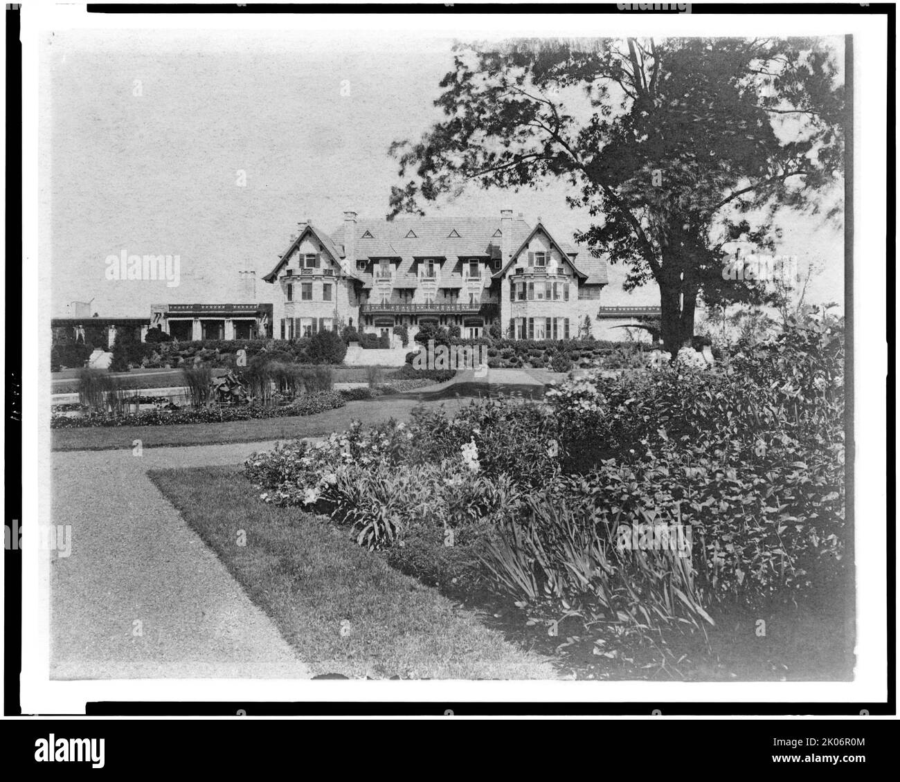 Fassade der Heimat von Edmund Cogswell Converse, mit Blumen im Vordergrund, Greenwich, Connecticut, 1908. Das Conyers Farm Estate, entworfen von Donn Barber c1904, war im Besitz des Geschäftsmannes Edmund C. Converse. Stockfoto