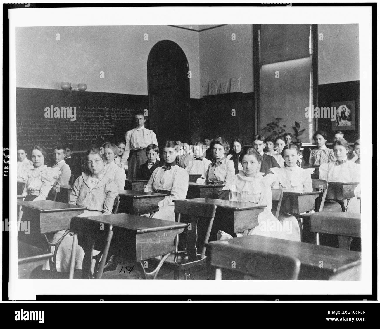 Kinder, die im Klassenzimmer sitzen, Washington, D.C., (1899?). Stockfoto