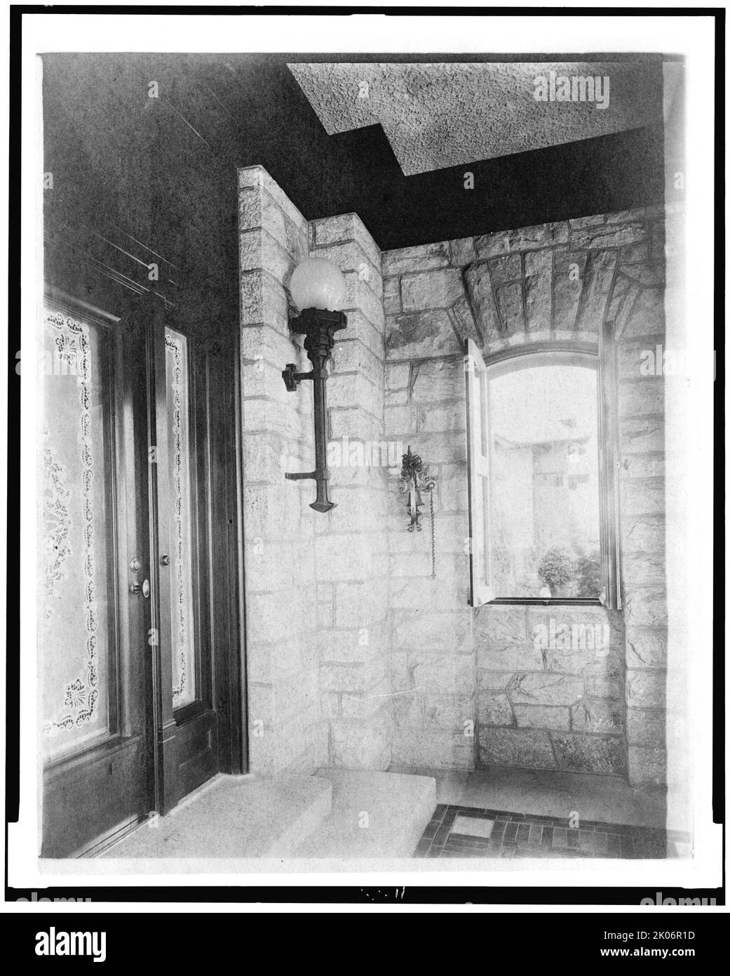 Eingang mit geätzter Glastür auf der linken Seite, Wandleuchte und offenem Fenster, im Haus von Edmund Cogswell Converse, Greenwich, Connecticut, 1908. Das Conyers Farm Estate, entworfen von Donn Barber c1904, war im Besitz des Geschäftsmannes Edmund C. Converse. Stockfoto
