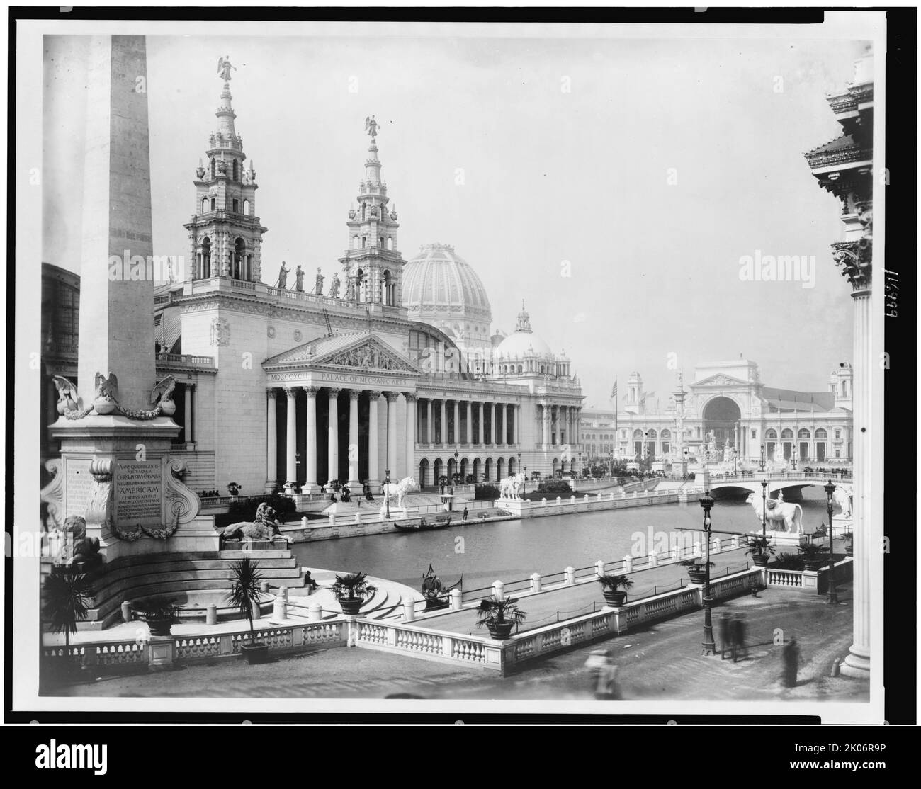 Palace of Mechanic Arts and Lagoon an der World's Columbian Exposition, Chicago, Illinois, 1892, später gedruckt. (Nachbildung eines altägyptischen Obelisken links). Stockfoto
