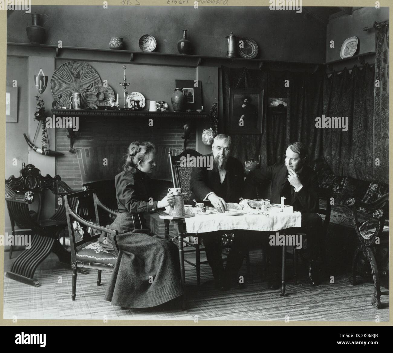 Frances Benjamin Johnston beim Tee mit Elbert Hubbard (ganz rechts) und Lecture Manager James Burton Pond (Mitte) in ihrem Studio in Washington, D.C., c1900, später gedruckt. Stockfoto