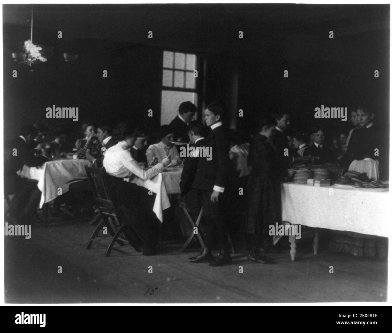 Studenten, die eine Mahlzeit einnehmen, Western High School, Washington, D.C., (1899?). Stockfoto