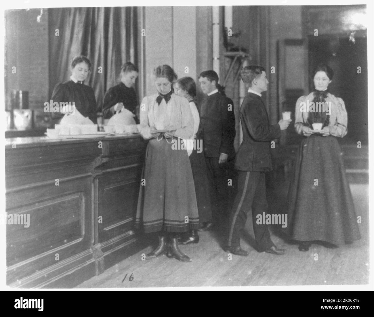 Studenten, die Getränke von einer Theke, Western High School, Washington, D.C. (1899?), bekommen. Stockfoto