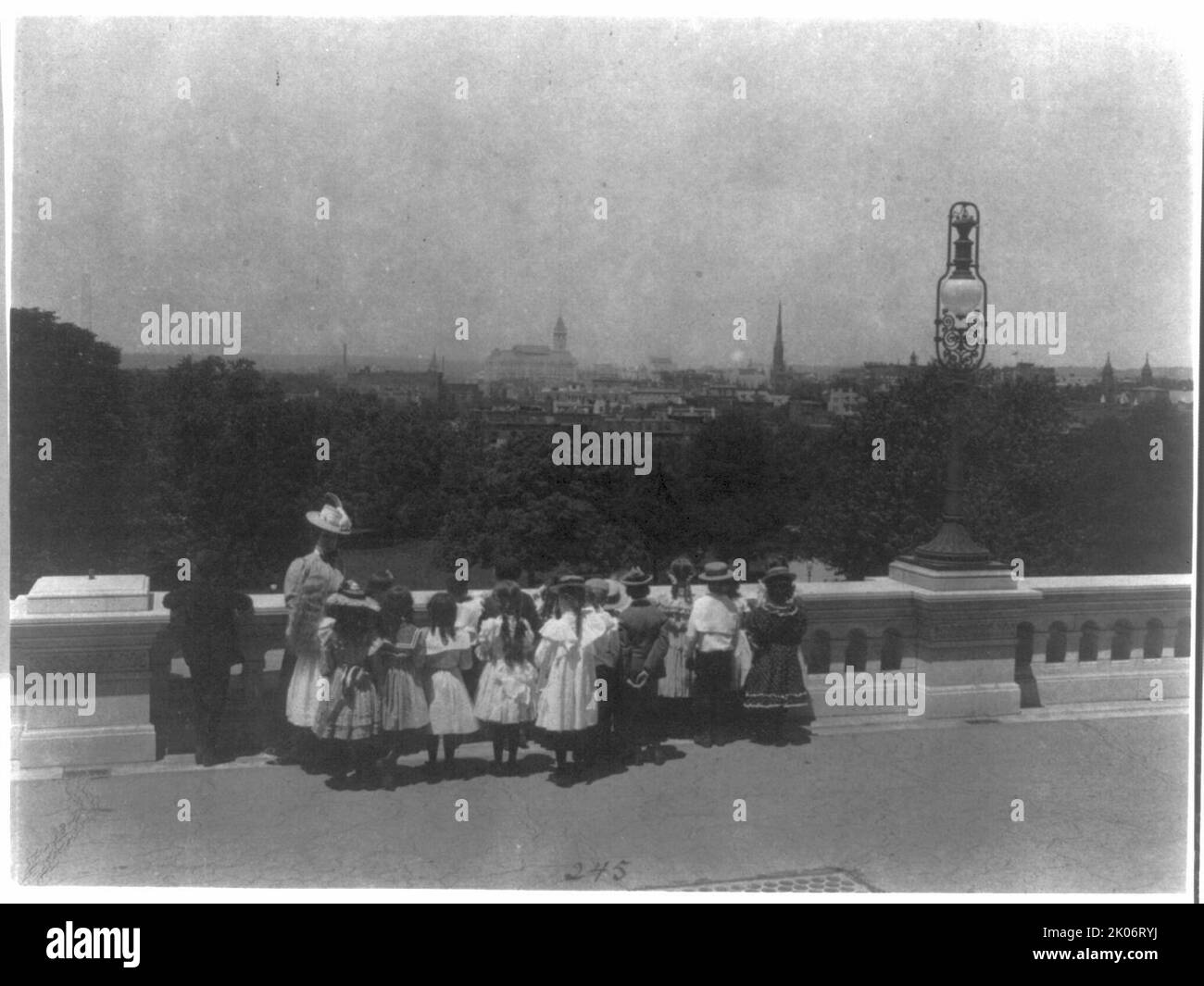 3. Schüler der Klassenstufe der Division auf einer Exkursion zum US-Kapitol, Washington, D.C., (1899?). Stockfoto