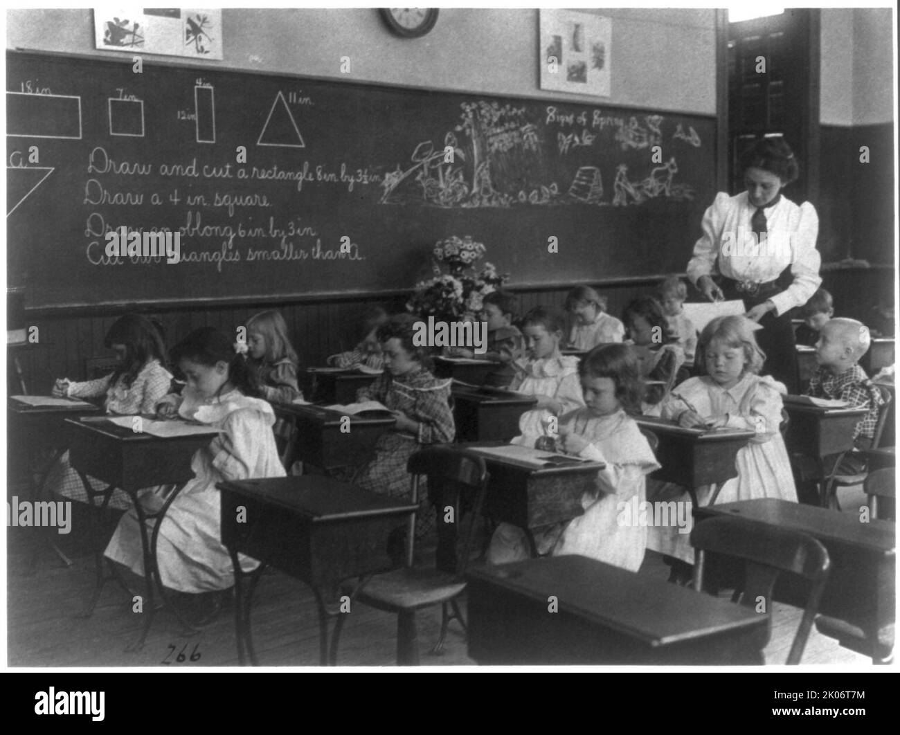 Grundschule, Washington, D.C. - Kinder zeichnen und schneiden Rechtecke, Dreiecke, etc., (1899?). Stockfoto