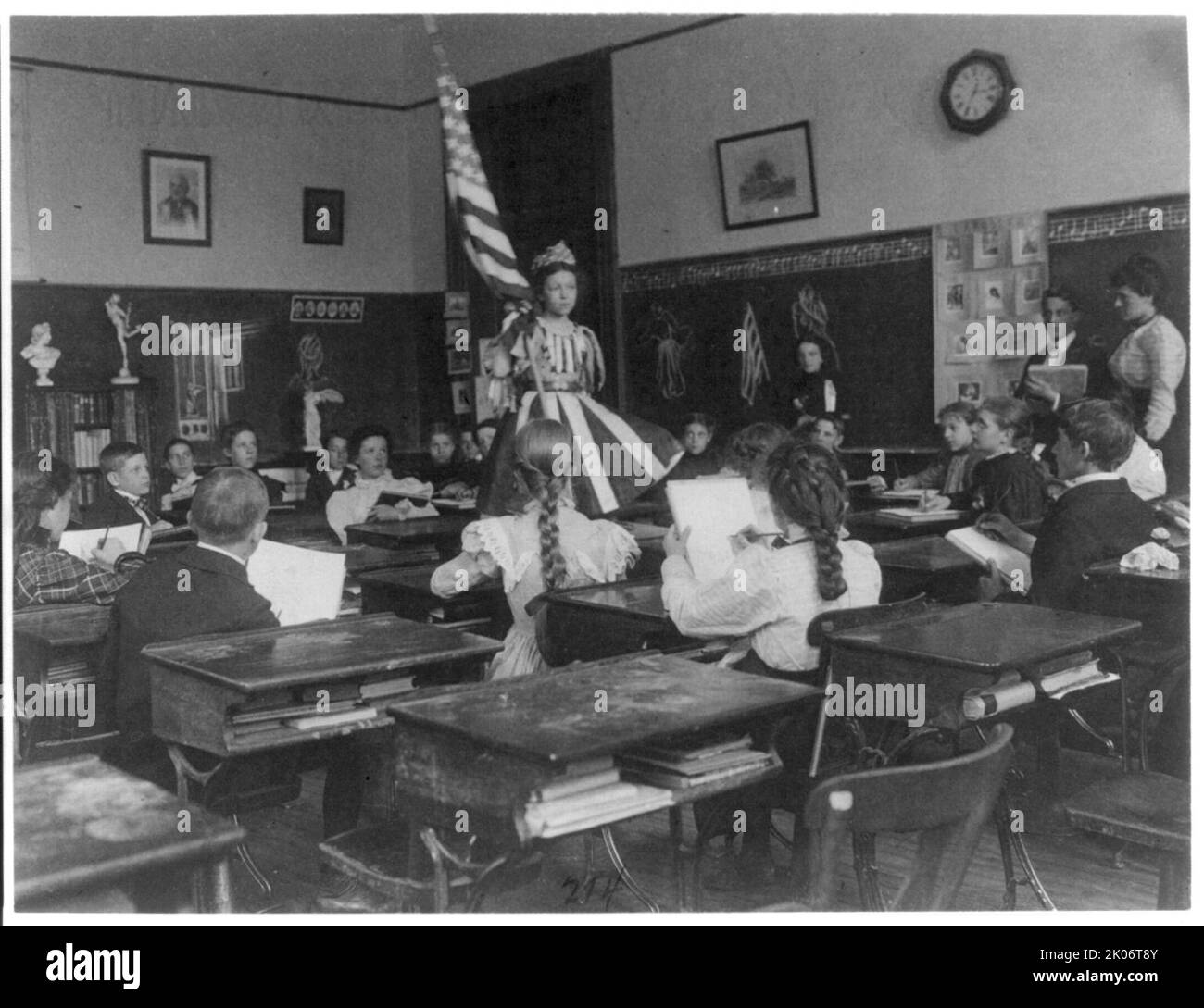 Schüler öffentlicher Schulen in der Kunstklasse skizzieren Live-Modelle in Sternen-und-Streifen-Kleid und halten US-Flagge, 3. Division Washington, D.C., (1899?). Stockfoto