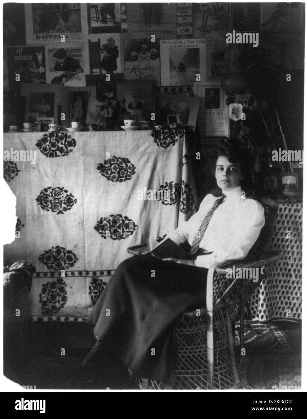 Helen (Hay) Whitney, 1875-1944, c1898. Hochformat, sitzend, nach links zeigend. [Die Dichterin, Schriftstellerin und Philanthropin Helen Julia Hay (Mrs Helen Payne Whitney]. Stockfoto
