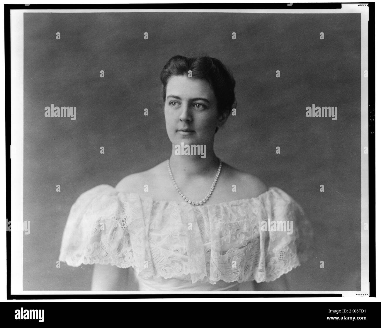 Frances F. Cleveland, Kopf-Schultern-Porträt, nach links zeigend, c1897. [Ehefrau von Präsident Grover Cleveland]. Stockfoto