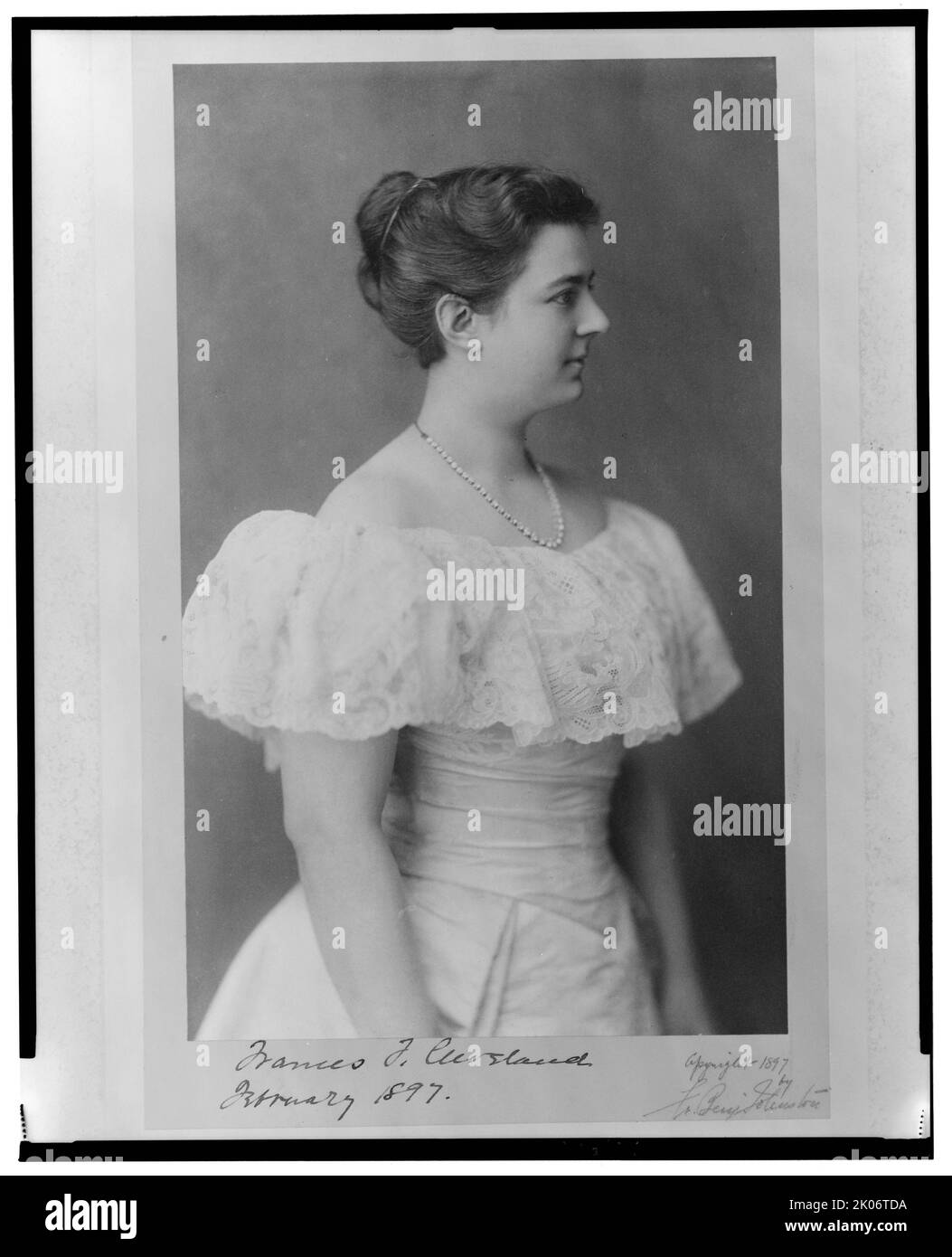 Frances F. Cleveland, 1897. Februar c1897. Frances F. Cleveland, halblanges Porträt, stehend, nach rechts zeigend. [Ehefrau von Präsident Grover Cleveland]. Stockfoto