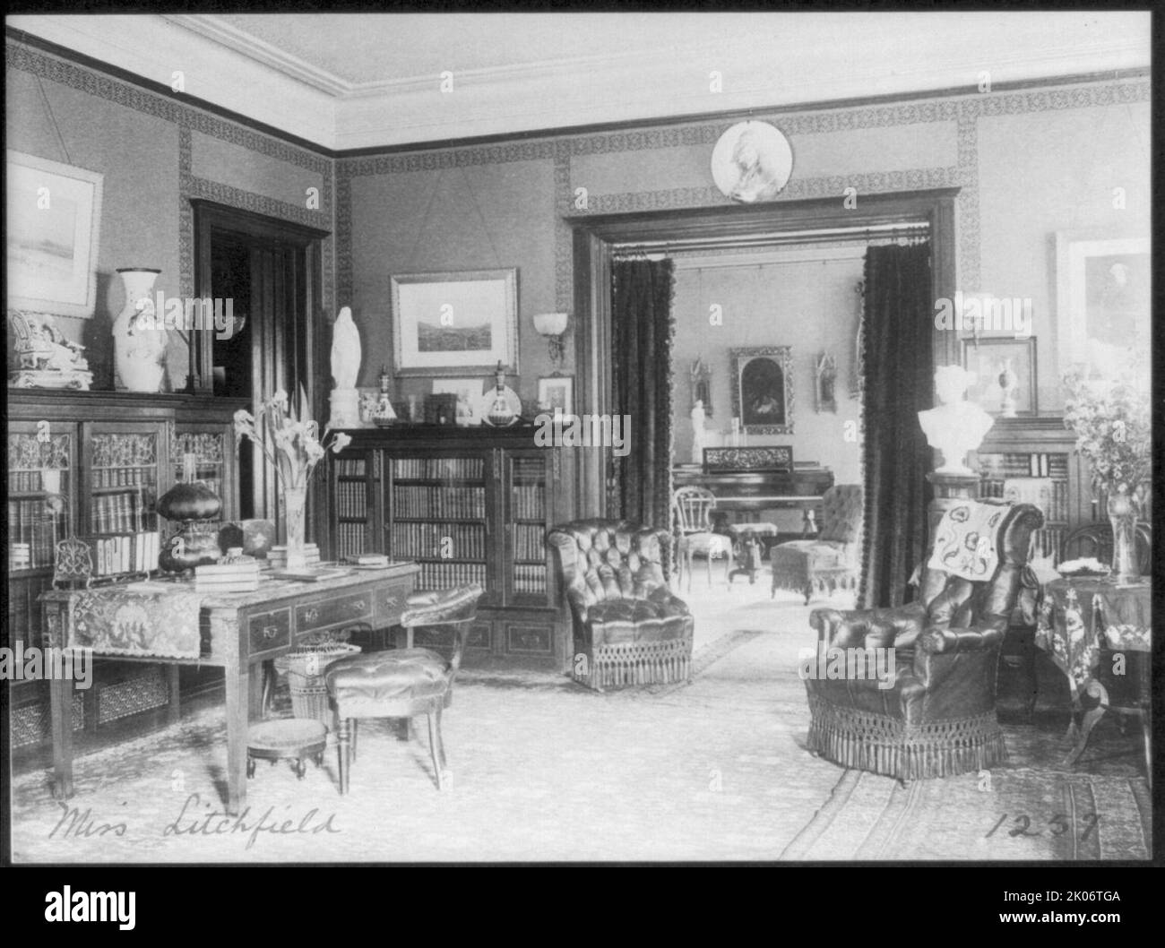 Das Haus von Grace Denio Litchfield, 2010 Mass. Ave., N.W. Washington, D.C., zwischen 1890 und 1950. Bibliothek. Stockfoto