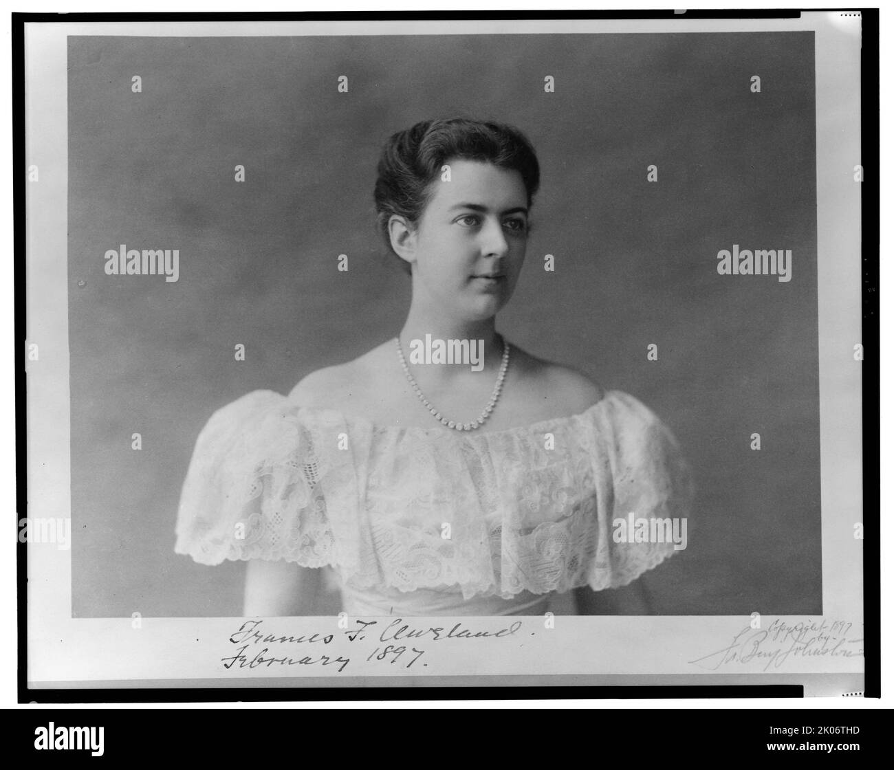Frances F. Cleveland, Februar 1897. Frances F. Cleveland, Kopf-Schultern-Porträt, nach rechts zeigend. [Ehefrau von Präsident Grover Cleveland]. Stockfoto
