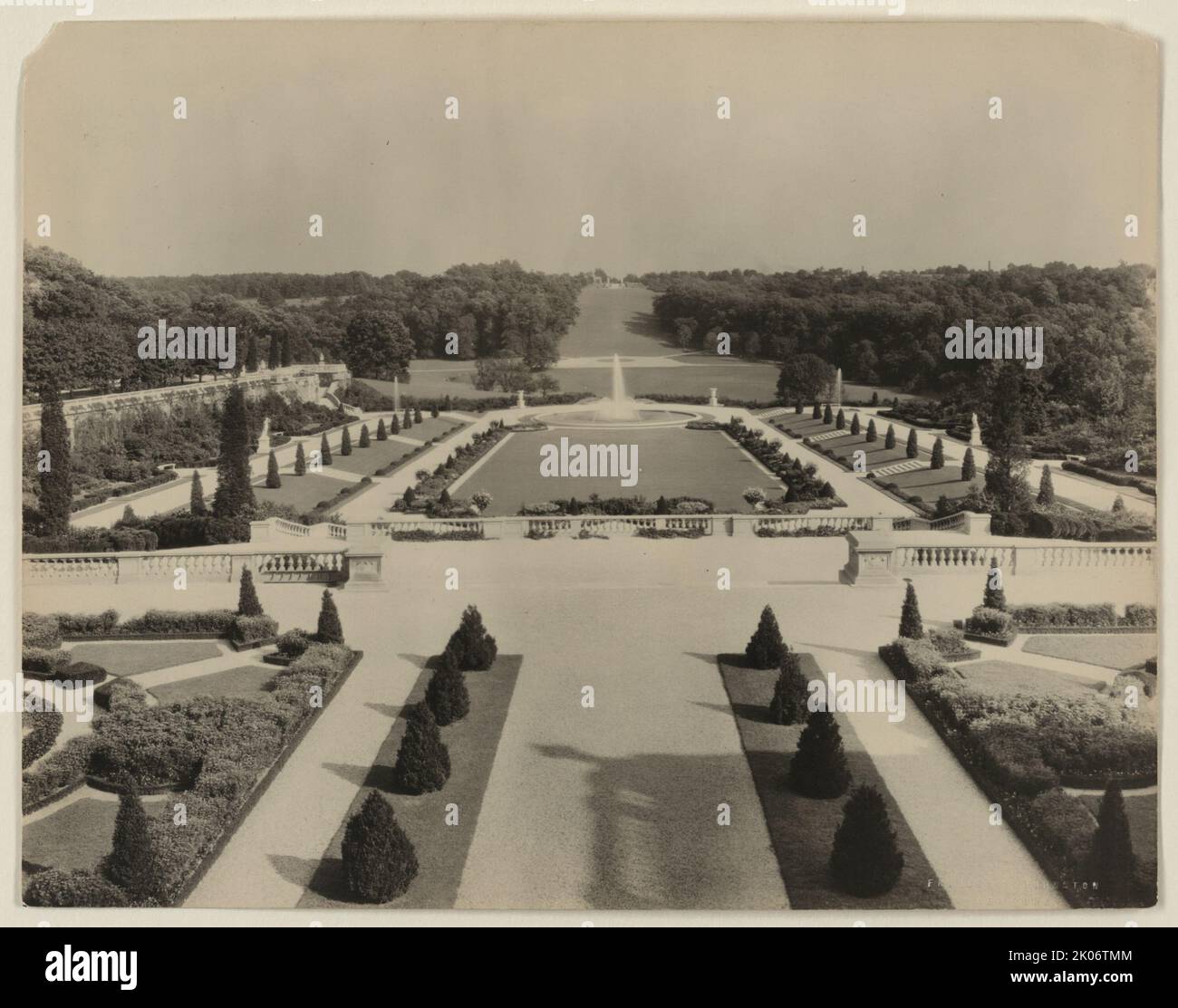 Whitemarsh Hall, Philadelphia Vicinity, Pennsylvania, c1922. Blick aus der Vogelperspektive auf den Garten und den Brunnen. Stockfoto