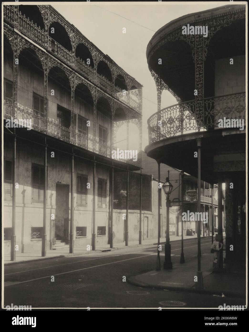 Le Petre, House of the Turk, Dauphine Street, New Orleans, 1937 oder 1938. Das Foto zeigt Eisenarbeiten rund um die Galerien von Gebäuden an der Ecke der Dauphine und Orleans Street, New Orleans, Louisiana. Stockfoto