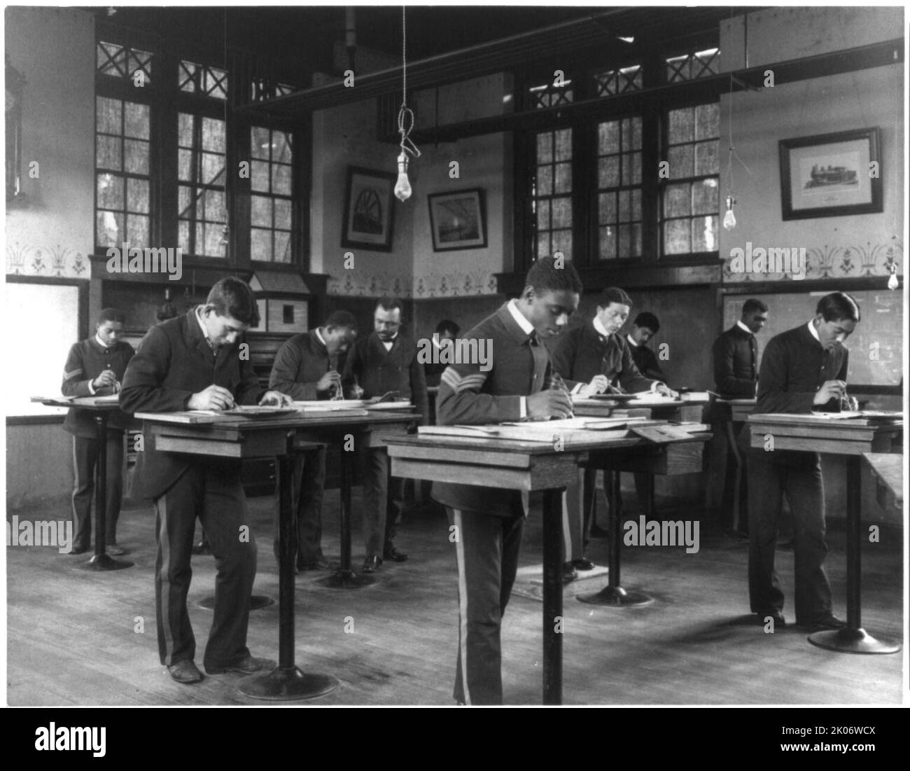 Handelsschule. Mechanische Zeichnung, zwischen 1899 und 1900. Männliche Studenten im Unterricht am Hampton Institute, Hampton, Virginia. Stockfoto