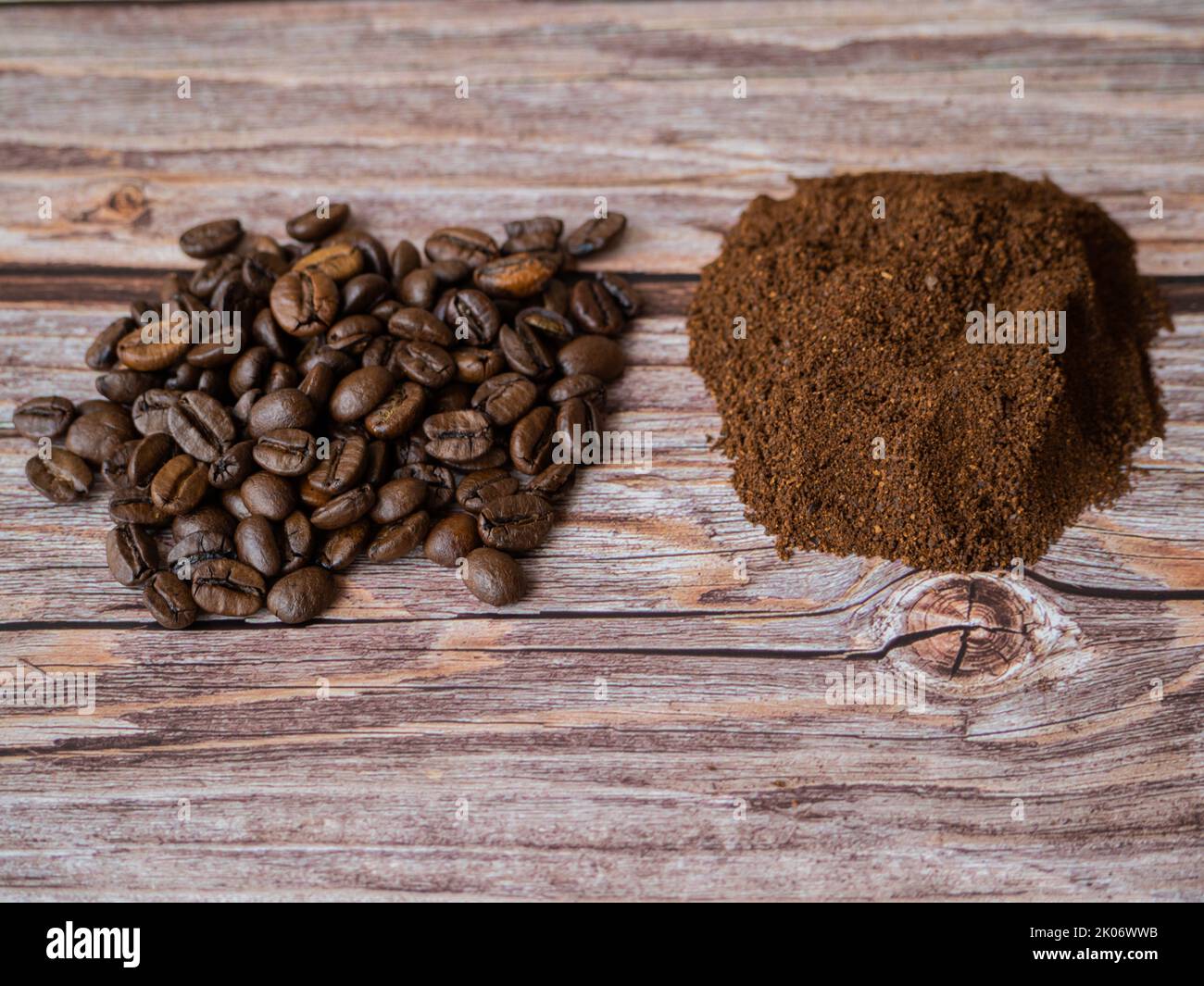 Haufen gemahlener Kaffee und Kaffeebohnen isoliert auf weißem Hintergrund Nahaufnahme Stockfoto