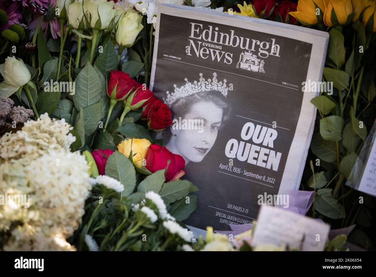 Edinburgh, Schottland, 10. September 2022. Die Öffentlichkeit Lay Flowers und Beileidsschreiben im Palace of Holyroodhouse, als Zeichen des Respekts an Ihre Majestät Königin Elizabeth II., die im Alter von 96 Jahren gestorben ist, in Edinburgh, Schottland, am 10. September 2022. Bildnachweis: Jeremy Sutton-Hibbert/ Alamy Live Nachrichten. Stockfoto