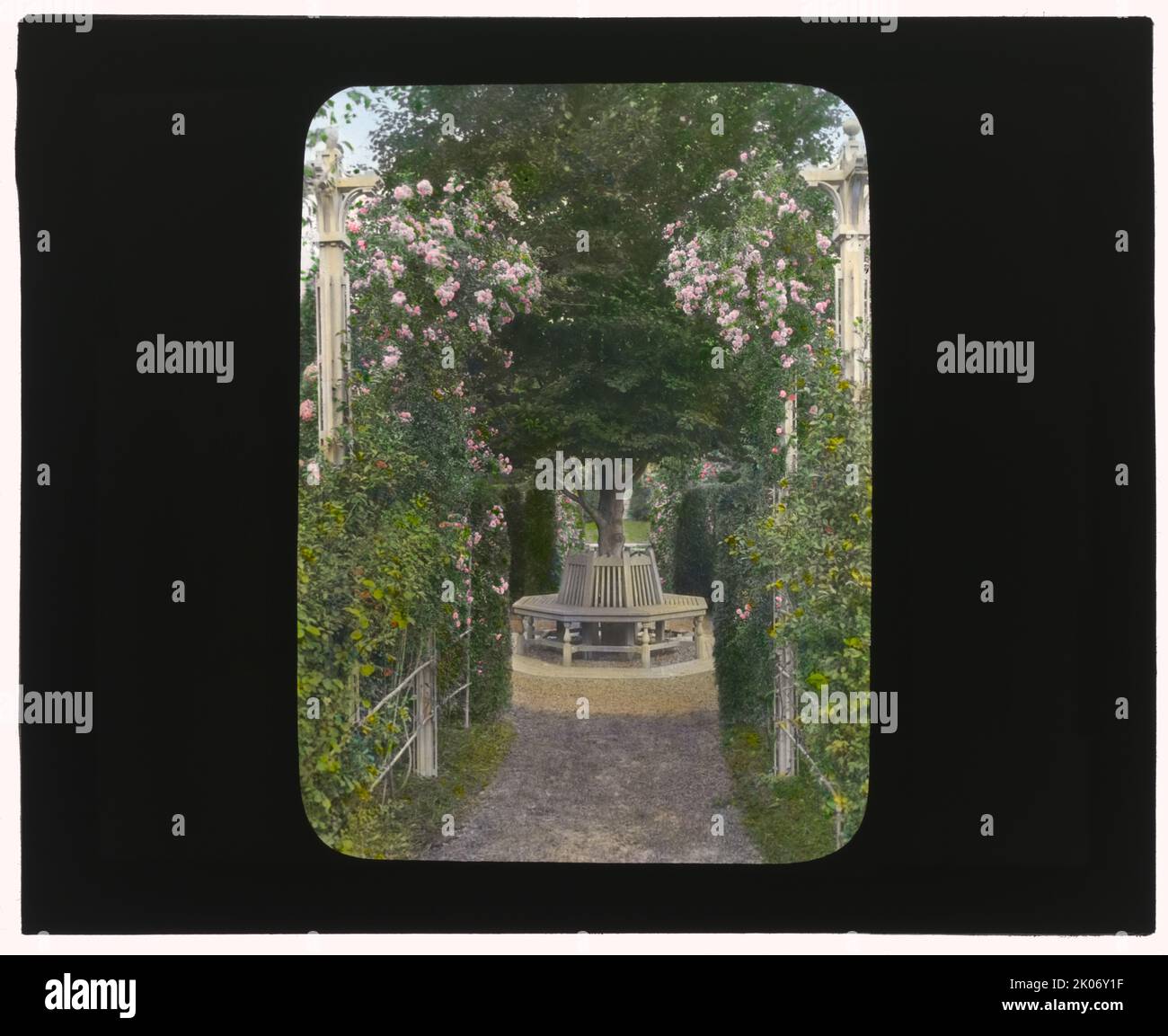 „Andorra“, William Warner Harper House, WYNDMOOR, Springfield Township, Pennsylvania, 1919. Hausarchitektur: Robert Rodes McGoodwin in Partnerschaft mit Samuel D. Hawley 1912. Landschaft: Duhring &amp; Howe, Hausgarten; Gesamtplan, James Frederick Dawson und Percival Gallagher, Olmsted Brothers, 1912-1913. Stockfoto