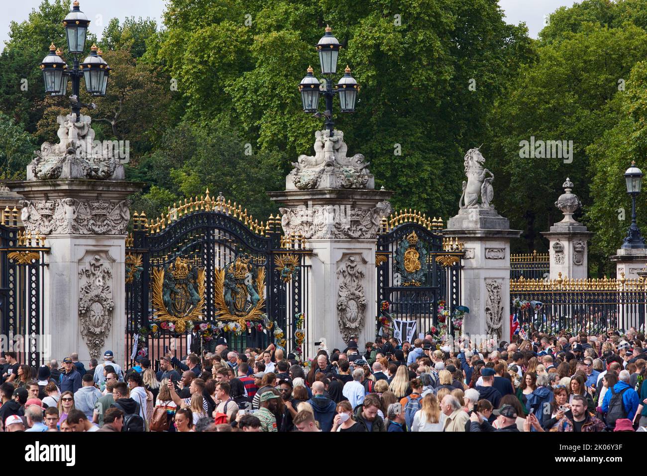 Am Tag nach der Ankündigung des Todes von Königin Elizabeth II. Sind Menschenmassen vor dem Buckingham Palace, im Zentrum von London, Großbritannien, zu sehen Stockfoto