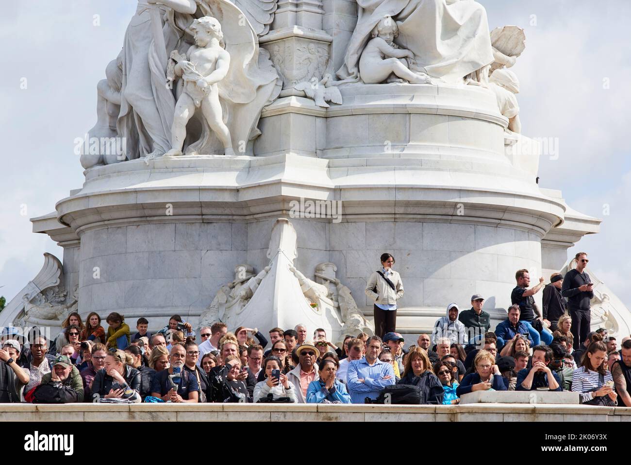 Am 9.. September, dem Tag nach der Ankündigung des Todes der Königin, werden unter dem Victoria Memorial vor dem Buckingham Palace, London, Menschenmengen gedrängt Stockfoto