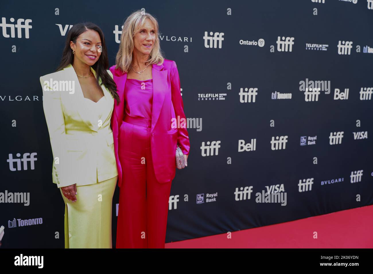 Toronto, Kanada. 9.. September 2022. Nicole Brown und Dana Stevens, Präsidentin von Sony TriStar Picrids, nehmen an den Toronto International Film Festival 2022 Teil - Premiere von „The Woman King“ Kredit: Sharon Dobson/Alamy Live News Stockfoto