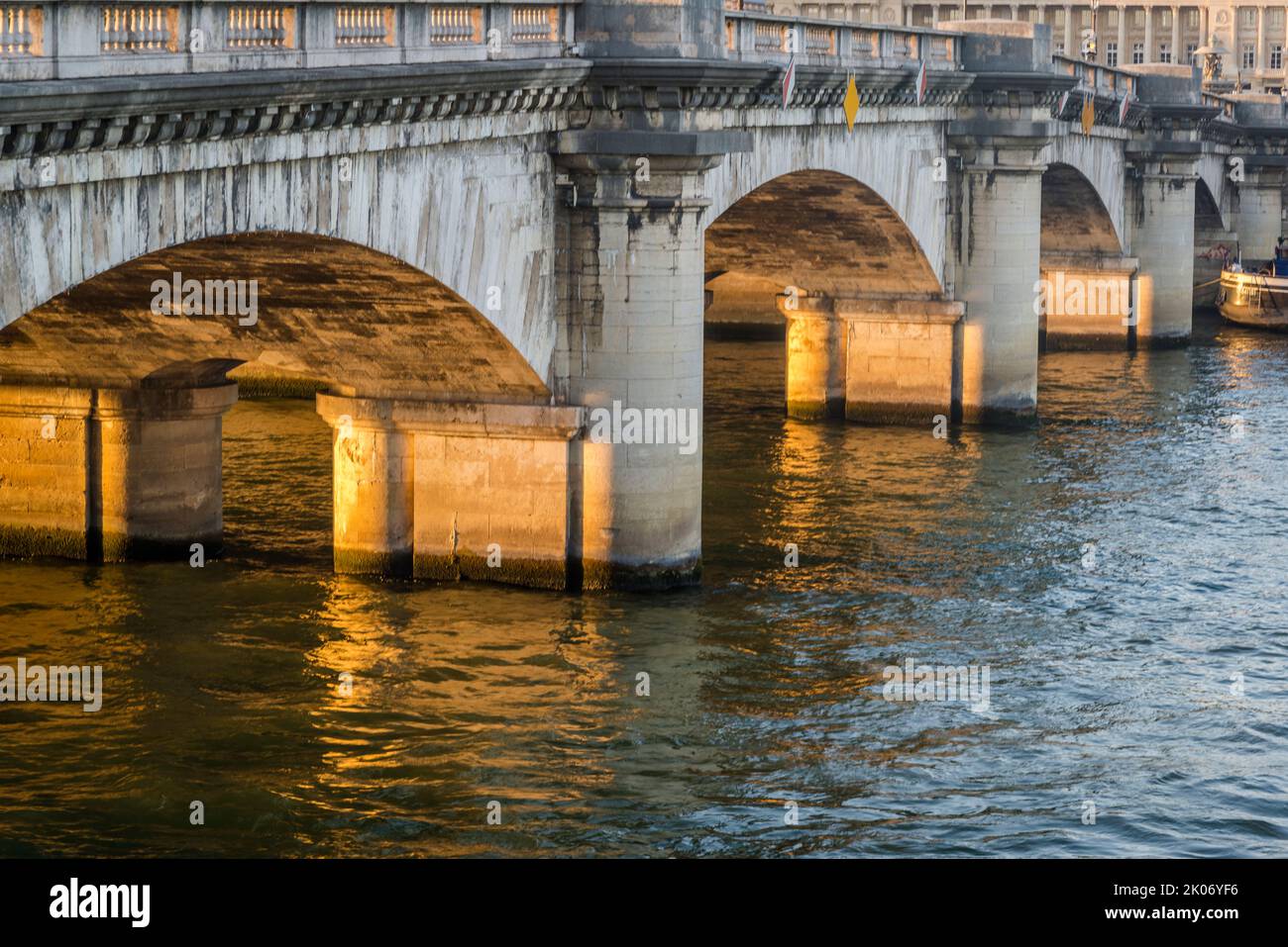 Pont de la Concorde, eine kraftvolle Bogenbrücke aus dem Jahr 1791, die während der Französischen Revolution mit Steinen aus der Bastille erbaut wurde. Paris, Frankreich Stockfoto