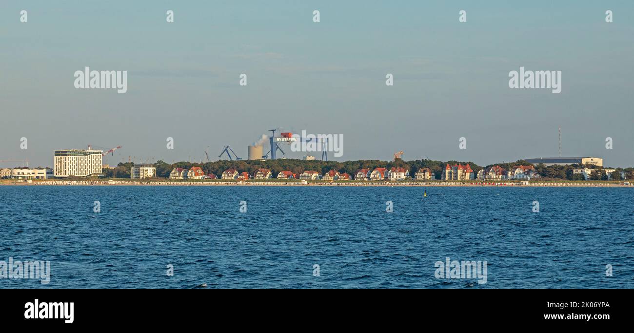 Panoramablick auf die Küste, MV-Werften, Ostsee, Warnemünde, Rostock, Mecklenburg-Vorpommern, Deutschland Stockfoto