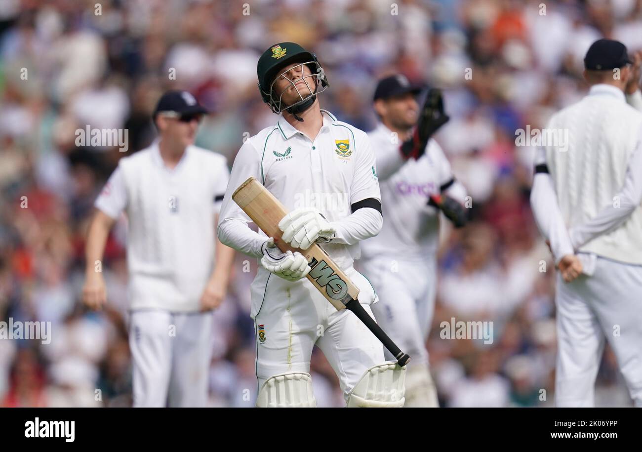 Der Südafrikaner Ryan Rickelton verlässt das Feld, nachdem er am dritten Tag des dritten LV= Insurance Test-Spiels im Kia Oval, London, vom englischen Stuart Broad entlassen wurde. Bilddatum: Samstag, 10. September 2022. Stockfoto