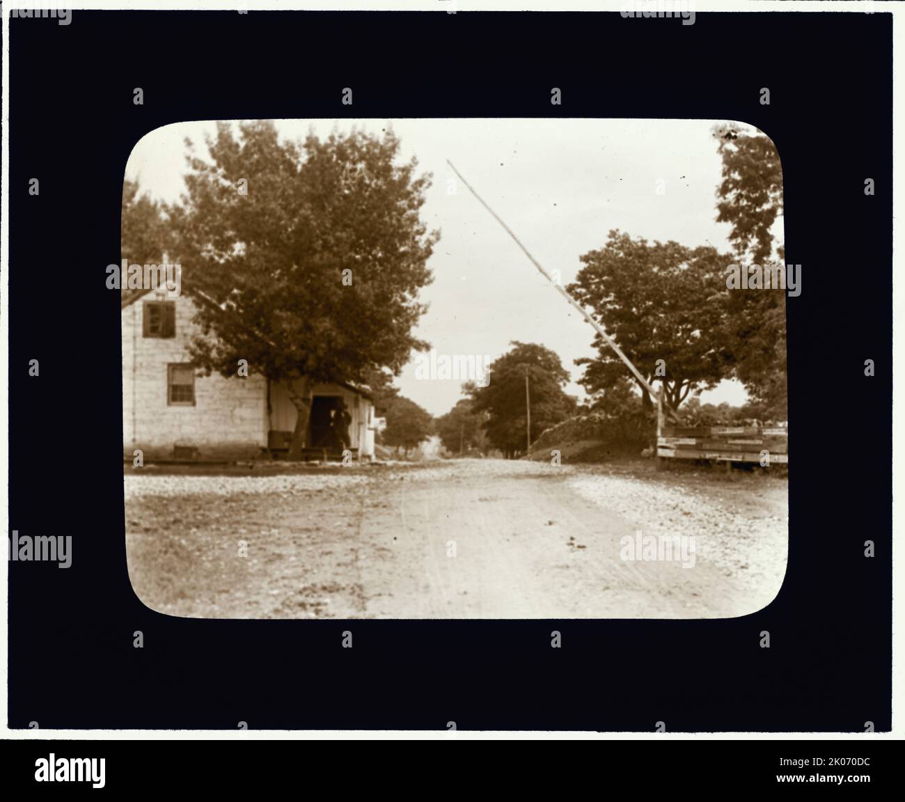 Mautstelle für Winchester Pike, Virginia, 1900 oder 1901, später gedruckt. Mauttor angehoben, Haus und Bäume auf der linken Seite. Vom Fotografen als erste Mautstelle auf (Robert) Sheridan's Fahrt identifiziert, in Thomas Buchanans Gedicht Sheridan's Ride, 1864, verewigt. Stockfoto