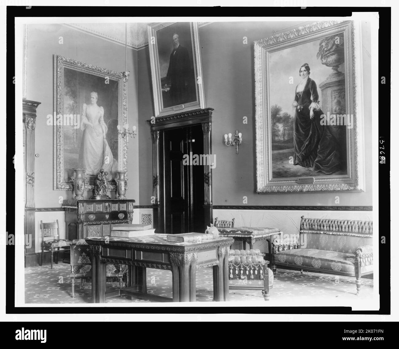 Red Room, White House, Washington, D.C., c1890. Das Foto zeigt eine Innenansicht des Roten Zimmers im Weißen Haus, mit Porträtgemälden von Mrs. Rutherford B. Hayes, R.B. Hayes aus Ohio und Frau Benjamin Harrison. Stockfoto