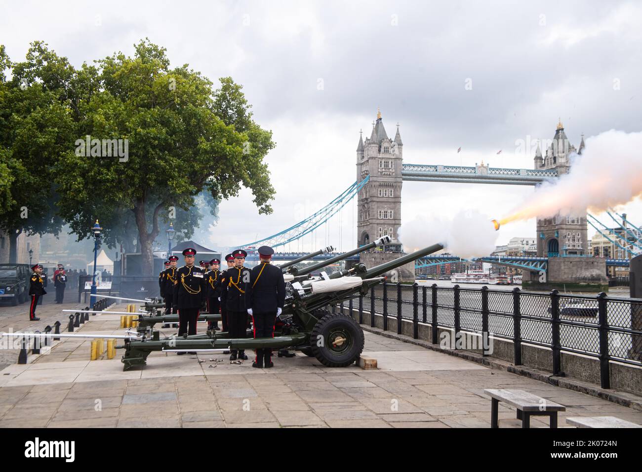 London, Großbritannien. 10. September 2022. Ein 96-Grad-Rundgußgruß wird auf den Tower of London abgefeuert, als König Charles III während des Beitritts zum König erklärt wird. Kredit: Michael Tubi/Alamy Live Nachrichten Stockfoto