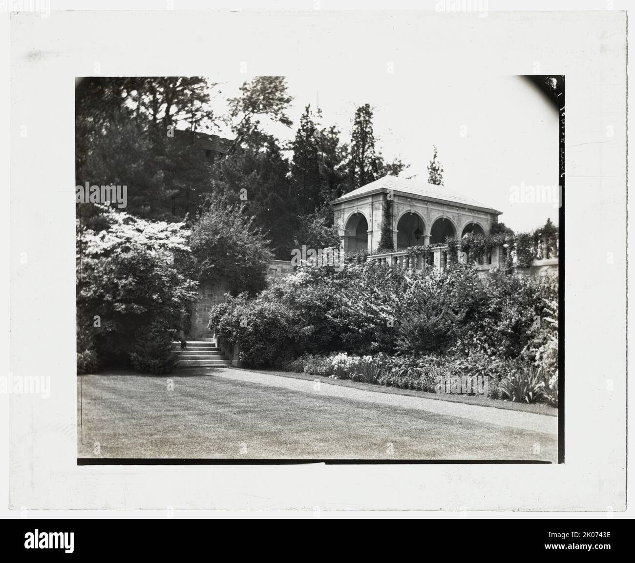 „Killenworth“, George Dupont Pratt House, Glen Cove, New York, c1918. Hausarchitektur: Trowbridge &amp; Ackerman, 1908-1913. Landschaft: James Leal Greenleaf, um 1913. Landschaft: Standort- und Laufwerksplanung in „Dosoris“, dem Familiengelände Pratt mit Häusern der Kinder von Charles Pratt, Frederick Law Olmsted Jr. und Olmsted Brothers, 1906. Stockfoto