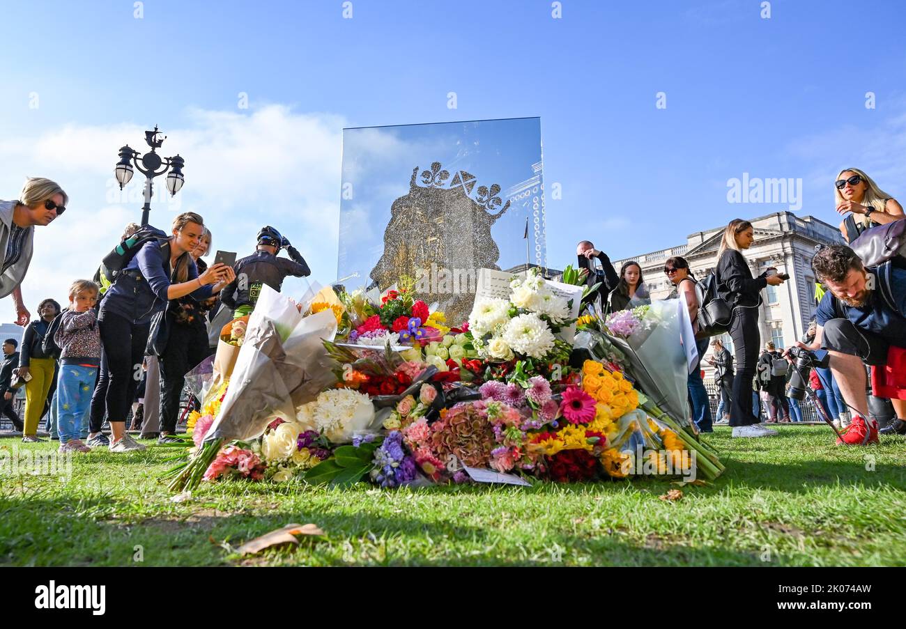 London UK 10. September 2022 - Menschenmassen zollen heute nach dem Tod von Königin Elizabeth II. Ihren Respekt und bringen nach wie vor Blumen vor den Buckingham Palace in London. König Charles III wurde auch heute zum Monarchen ausgerufen : Credit Simon Dack / Alamy Live News Stockfoto